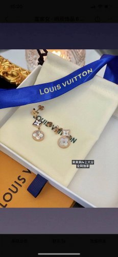 Lv 路易威登 四叶草贝母耳环 配全套包装 菱形白贝母耳环 精致的小仪式感 可以说是掉落人间的美好 无时无刻散发魅力 对这款真的是一见钟情 绝对不烂大街 并且百