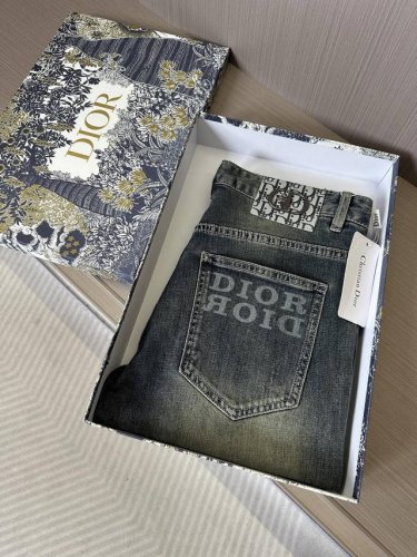 Cd迪家25Ss春夏新款牛仔裤。蓝色洗水 后口袋品牌字母字母印花，前幅贴布设计 潮流时尚单品 小直筒设计 时尚百搭 码数29-38 无35，37