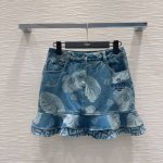 Fend* 2025Ss新款 高版出品~超时髦新款丹宁牛仔 酵洗个性色调上身又酷又飒爽 采用定制高品质斜纹棉质水洗牛仔面料 纹理细腻 棉感自然 既有筋骨感又不失