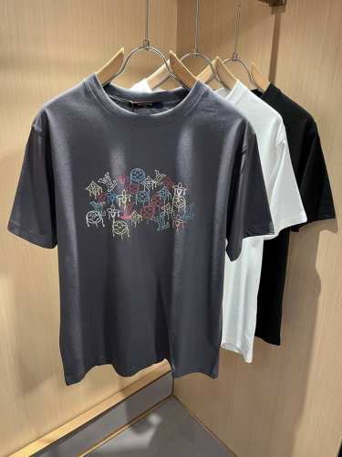 P220 Louisvuitt*路易*登 2025春夏全新系列单品上线，非常时髦前卫的一款男女同款短袖T恤，标识Logo图案印花修饰！区别于以往的不同，宣示品牌