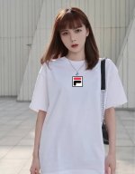 fila 斐乐 黑框白底 中性风格圆领纯棉短袖T恤，颇具标志性的 Logo与颜色素净的基础款型相结合，打造低调百搭又具有品牌特色的代表性单品！ 此款依旧延续了极