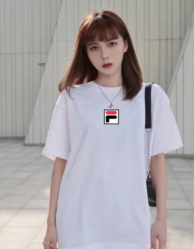 fila 斐乐 黑框白底 中性风格圆领纯棉短袖T恤，颇具标志性的 Logo与颜色素净的基础款型相结合，打造低调百搭又具有品牌特色的代表性单品！ 此款依旧延续了极