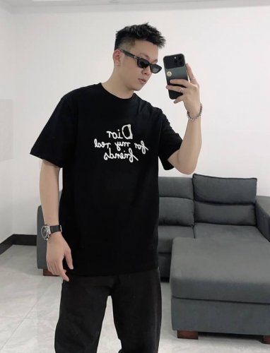 Dior迪奥2025新款字母刺绣棉质平纹针织短袖T恤男女同款 这款 T 恤展示来自 Dior And Hylton Nel 联名系列的 Dior For My