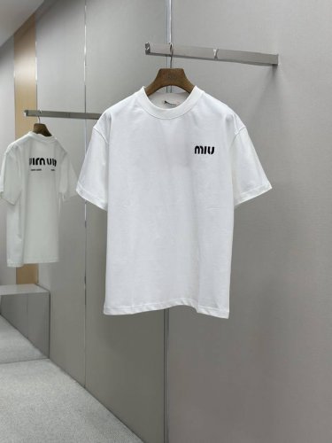 miumiu 25Ss春夏新款首发专柜最新款短袖圆领T恤 高端订制 设计前卫时尚！品牌Logo重工艺设计 高端定制230克面料.手感柔软.穿着舒适.专柜级别精致