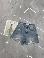 Fram* 夏季新品系列 立体剪裁破洞牛仔短裤 双工艺复古洗水底脚毛须边设计非常时髦 开模定制的复古五金质感超级好 选用经典复古漂洗定制面料 完美版型上身秒变大