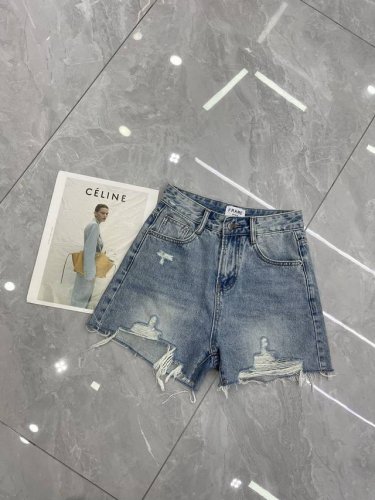 Fram* 夏季新品系列 立体剪裁破洞牛仔短裤 双工艺复古洗水底脚毛须边设计非常时髦 开模定制的复古五金质感超级好 选用经典复古漂洗定制面料 完美版型上身秒变大