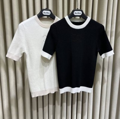 新品#Chan*撞色镂空短袖针织衫 混纺坑条针织，弹力修身柔软亲肤，两边小坑条中间大坑条拼接，一样的纱线颜色营造出不同色彩视觉效果。领口袖口撞色处理，胸前双C