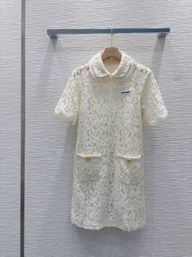 Miu Mi* 2025Ss新款水溶蕾丝 一眼低调 细看惊艳的一款 水溶花 超好看栩栩如生的蝶恋花 唯美仙女 这个长度能很好展现身材比例又保持优雅稳重能Hold