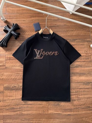 lv 2025夏装新款男女同款短袖T恤，！定制专属纯棉面料，定制原版工艺螺纹，胸前重工字母Logo工艺设计！简约大方，从容百搭，档次极高，完美融入时尚还有风情感