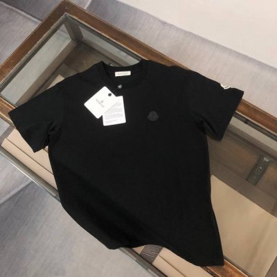 moncler 蒙口 最新款情侣款短袖T恤 顶级Logo设计 面料上身舒适透气 不僵硬 修身的剪裁 采用高定定制纯棉面料 上身舒适有型 内搭单穿都完全没问题 时
