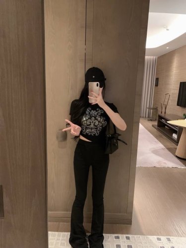 上新 Chro* Hearts 克罗心重工烫钻网纱T恤～ 减龄少女单品 细节美到爆！ 精美又日常 轻松驾驭！ 质感棒棒哒 减龄时髦休闲少女感！ 颜色：黑色 白色