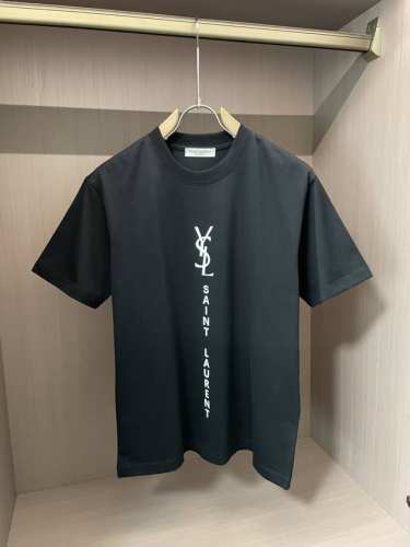 圣罗兰 2025春夏新款首发专柜最新款短袖圆领T恤 高端订制 设计前卫时尚！品牌Logo重工艺设计 高端定制丝光云朵棉面料.手感柔软.穿着舒适.专柜级别精致车线