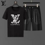 直 Lv路易威登 2025官网同款.世界知名奢侈品牌.夏季男士短袖短裤套装 高品质 原单货套装 采用进口原单面料 ，当季时尚潮流款，百搭爆款。简洁大方，精密的车