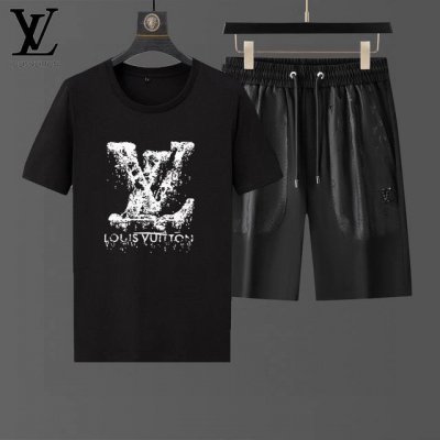 直 Lv路易威登 2025官网同款.世界知名奢侈品牌.夏季男士短袖短裤套装 高品质 原单货套装 采用进口原单面料 ，当季时尚潮流款，百搭爆款。简洁大方，精密的车