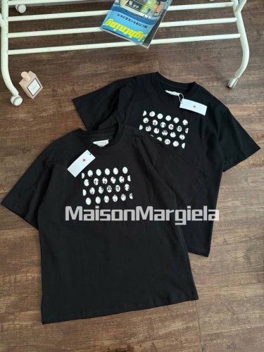 气场拉满！Maisonmargiela 马吉拉 镂空圆洞数字圆领短袖T恤 重磅精梳260G纯棉双纱面料 定位冲孔 定位印花 后背手工四角标缝线 螺纹定织定染通肩