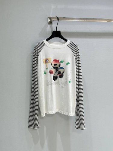 25Ss春夏新款上新 黑白条纹的袖口 经典又不失时尚感 宛如海浪的纹理 富有韵律 而胸前可爱的卡通图案 像是从童话世界里跑出来的小精灵 为整体造型增添了一抹童趣