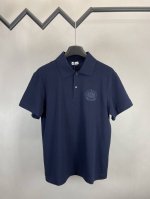 Burberry战马刺绣Polo衫 面料选择： 选用珠地网眼布棉质面料打造，运用双罗纹针织工艺形成凹凸交替的蜂巢状立体纹理，表面分布细密的网眼结构，增强其透气性