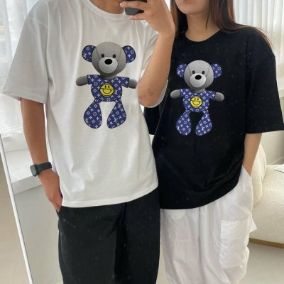 路易威登 Louis Vuitton 蓝色小熊情侣短袖 商品参数 采用260克双砂面料 三针五线做工，领口包包边条 今年火爆的品牌 看到了就忍不住要自留一件 正