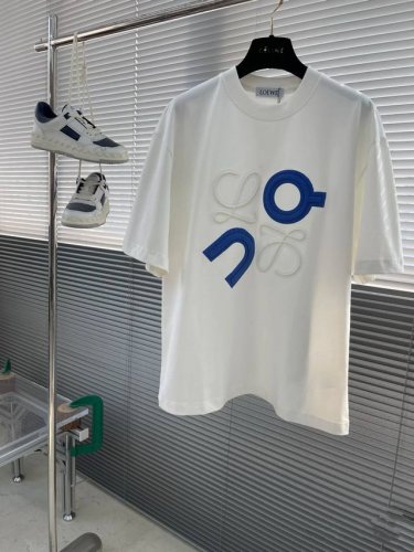 品名：罗意威 Loewe &联名昂跑 25Ss春夏新款 字母拼色发泡印花图案男女同款圆领纯棉短袖T恤 版型；宽松版 面料：330G全棉精梳棉 颜色： 黑色-白色