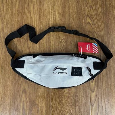 ll-Ning 中国李宁精美Logo运动多功能腰包 单肩包 斜挎包 尼龙材质，舒适肩带设计，可随意调节长度。顺滑拉链设计。时尚百搭必备单品。 颜色：黑色 白色