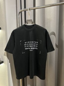 马吉拉印章数字T直喷Logo短袖 3个颜色都很出彩简约百搭高级感满满 面料采用液氨酸面料 经过洗水 缩水达 克重 上身不但没有厚重感 穿着亲肤舒适 手感柔软质感