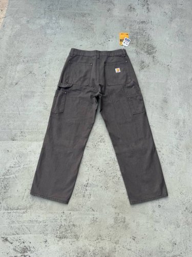 K021 Carhartt Wip卡哈伐木工日系工装风牛仔裤 定制原版Logo扣，Ykk拉链门襟，顺滑易拉！ 很多位置都有套结加固，车工扎实！ 整体剪裁采用了立