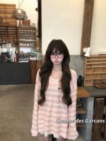 川久保玲爱心刺绣蜜桃粉条纹防晒长袖 太适合这个夏天穿了嘎嘎好看不会闷！！ 非常宝藏的单品 防晒显白效果也是满分 爱心刺绣Logo绝美 高级感满满～ 上身温柔风十