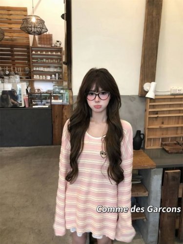 川久保玲爱心刺绣蜜桃粉条纹防晒长袖 太适合这个夏天穿了嘎嘎好看不会闷！！ 非常宝藏的单品 防晒显白效果也是满分 爱心刺绣Logo绝美 高级感满满～ 上身温柔风十
