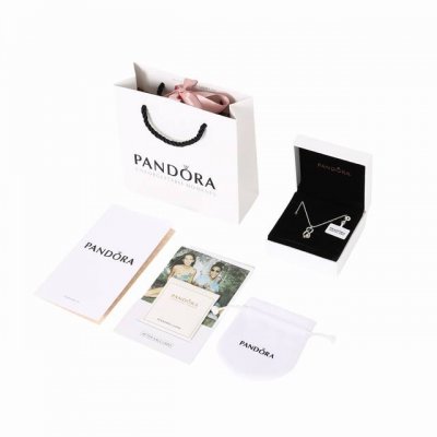 pandora 潘多拉 无限珍爱项链 情人节新款！潘多拉巧妙融合简约线条与精致工艺。无限结造型灵动优雅，尾端镶嵌的立方氧化锆闪耀夺目，内部珍珠温润点缀，银色更添