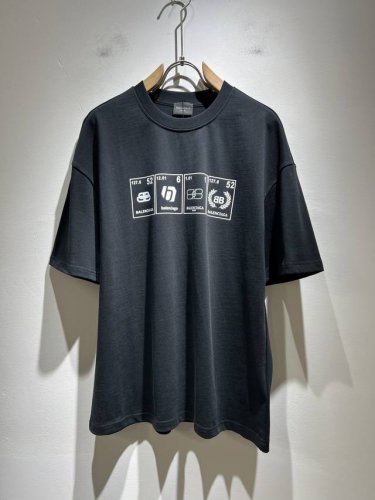 balencia*巴黎*家 2025春夏新款男女同情侣款休闲宽松棉质圆领短袖T恤衫！贸易公司渠道稀出，同步官网发售 ！ 2025春夏最新系列，经典时尚设计元素，