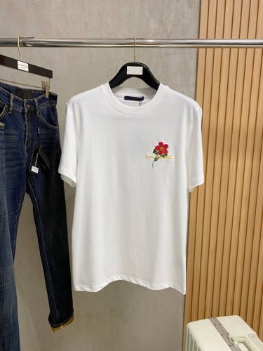 路易威*Lv 25Ss春夏新款首发专柜最新款短袖圆领T恤 高端订制 设计前卫时尚！品牌Logo重工艺设计 高端定制240克面料.手感柔软.穿着舒适.专柜级别精致