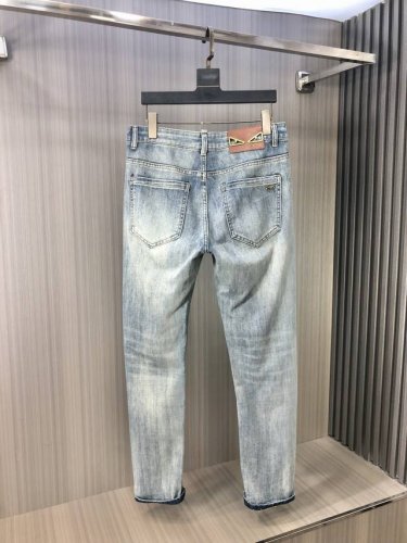 fendi 芬迪 2025春夏最新推出男士牛仔裤新品！重工水洗牛仔面料，定制面料和一般牛仔布料比起来，更加柔软舒适！超重工洗水工艺 双工艺洗水 整条裤子，手感舒