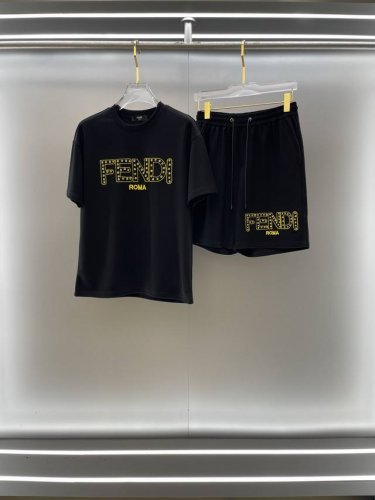 fendi 芬迪 高端定制 2025春夏新款首发专柜最新款短袖短裤休闲套装 高端订制 设计前卫时尚！品牌Logo重工艺设计 高端定制纯棉面料.手感柔软.穿着舒适