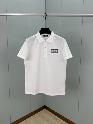 Versace 25春夏新品复古风撞色刺绣小标polo衫，领口饰有三扣门襟，定制60支双丝光珠地棉面料；黑色 白色 M～Xxl