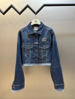 Miumiu 拼接水洗丹宁短夹克 这款短夹克采用Miu Miu制服标志性元素水洗丹宁牛仔材质 以格纹府绸质感细节和底边毛边处理诠释经典设计 宽松版型水洗处理 无