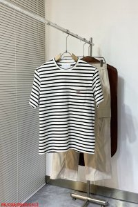 L512 paprada普拉达条纹徽标刺绣短袖T恤 Yb购入打版，采用定制精梳棉面料，胸前以精致的品牌字母徽标刺绣图案点缀，搭配贴袋设计，巧妙提升整体格调，采用