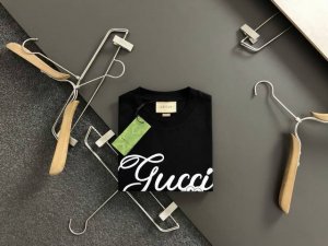Gucc*合身版型M-Xxxl 25春夏顶级黑色卡通 字母重磅经典短袖，精致工艺专柜面料，顶级元素融合打造，经典短袖3标齐全，潮男时尚，无论是上身舒适度还是都是