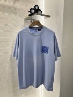 loew*2025新品上架 圆领刺绣图腾 定制Yb原生全棉材质 透气舒适 质感十足 Oversized廓形短袖T恤裁剪 凸显品牌格调 采用克重纯棉制成 略带有弹