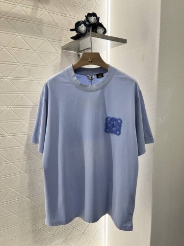 loew*2025新品上架 圆领刺绣图腾 定制Yb原生全棉材质 透气舒适 质感十足 Oversized廓形短袖T恤裁剪 凸显品牌格调 采用克重纯棉制成 略带有弹