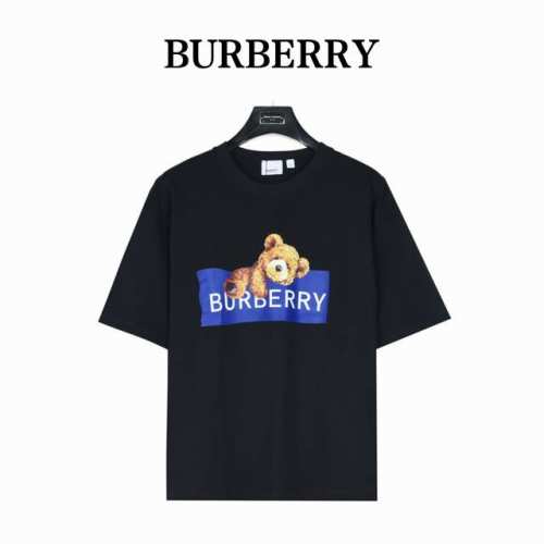 Burberry 巴宝莉 24Ss 小熊短袖T恤 面料采用定制240G 26支特滑双股精棉平纹高密无尘全棉布料。前幅高密度加厚，走线平整，代工品质，全套定制辅料