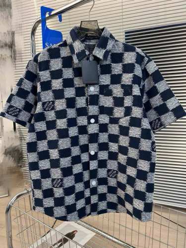 品名：Lv 24Ss春夏 王鹤棣 菲董马赛克棋盘格提花面料短袖衬衫夹克外套 版型；宽松 面料：针织提花 颜色： 图片色 尺码M-L-Xl 胸围 衣长 肩宽 M