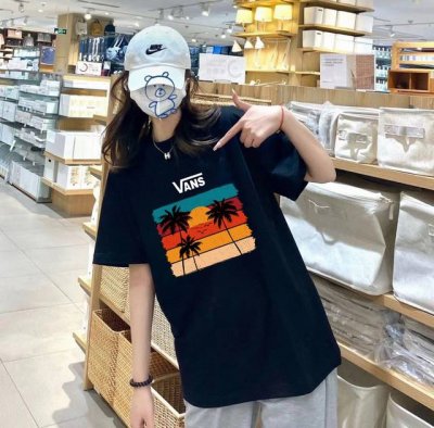 vans 万斯落日椰树短袖半袖T恤 采用230G双纱100%精梳纯棉面料 螺纹定织定染无色差！采用过肩拉条工艺，百洗不变形！ -采用高端印花，百洗不开裂！ 上身