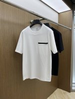 But 独家首发 25早春新款短袖 男士日常出门闭眼搭 高级定制面料短袖T恤 魅力在于创造了简约奢华感的时尚,随意搭配感受英式风格独特气质. 宽松的版型展现出休