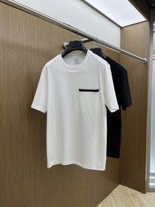 But 独家首发 25早春新款短袖 男士日常出门闭眼搭 高级定制面料短袖T恤 魅力在于创造了简约奢华感的时尚,随意搭配感受英式风格独特气质. 宽松的版型展现出休
