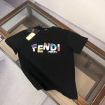 Fendi 芬迪 2025最新款情侣款印花圆领短袖 情侣T恤 春夏新品 高品质 时尚百搭潮款 定制进口面料 穿着舒适 透气 时尚不失个性 上身休闲随性 帅气有型