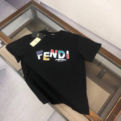 Fendi 芬迪 2025最新款情侣款印花圆领短袖 情侣T恤 春夏新品 高品质 时尚百搭潮款 定制进口面料 穿着舒适 透气 时尚不失个性 上身休闲随性 帅气有型