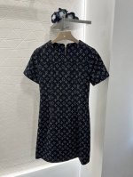 Louis Vuitto*2025新品上架 提花短袖连衣裙 定制Yb牛仔提花材质 质感光泽 垂顺舒适 圆领直筒连衣裙版型 腰侧立体剪裁 配合通体四叶草元素和字母