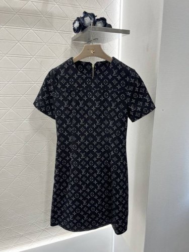 Louis Vuitto*2025新品上架 提花短袖连衣裙 定制Yb牛仔提花材质 质感光泽 垂顺舒适 圆领直筒连衣裙版型 腰侧立体剪裁 配合通体四叶草元素和字母