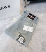 上新 Moncler蒙口 牛仔裤 修身剪裁 面料带弹力 重洗水 颜色超正 正版五金开模，外贸标配 正品Ykk拉链 有证书 后袋定制蒙口绒毛公仔 手感超赞，此款堪