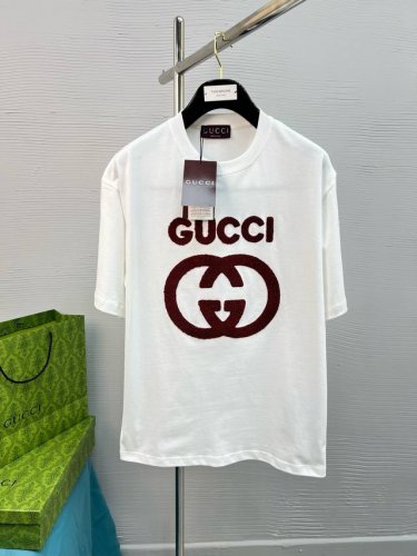 高品质 Gucci 25Ss经典配色T恤新品！！款式相当的青春活力，朝气澎湃！！新一季主打的小熊系列，采用一级印烫的高规格标准.色调过渡呈现的立体感很强，优选2